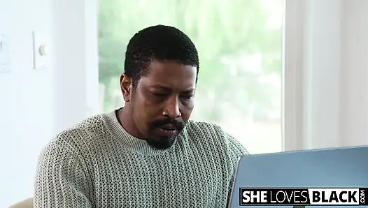 Возбужденная крошка Nicole Aria сосет большой черный член перед скачкой на нем