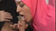 Sexy Turks meisje geniet van de neukpartij en zuigt hem af