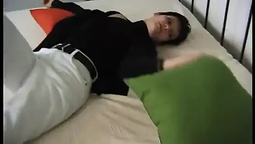 Cewek jadul rambut cokelat dengan toket kecil lagi asik nyepong kontol