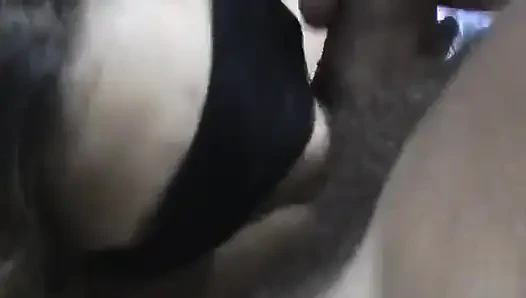 Cewek jalang dengan memek berbulu ini suka banget di-anal habis-habisan!