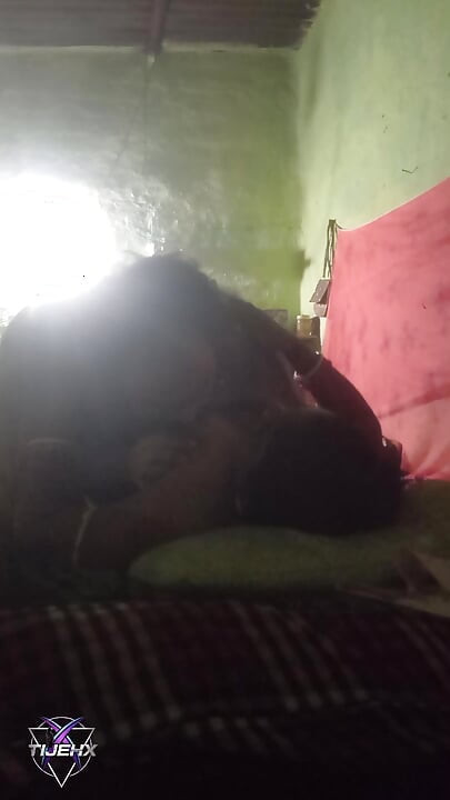 不満を抱いたデシ村のバービーは彼女のデヴァルに手を出した