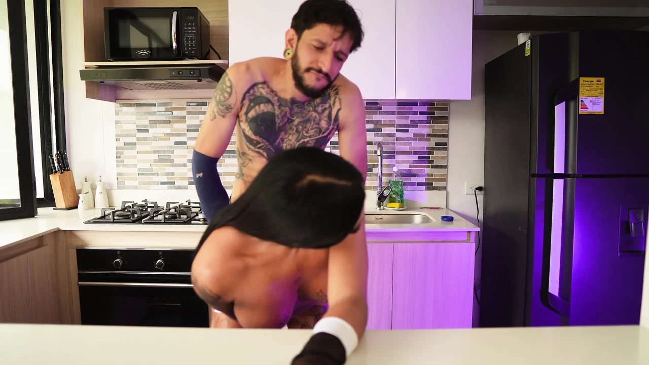 操我的跨性别女仆, 我操她的屁股