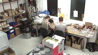Trio neukpartij in magazijn met hete en sexy geile homo's