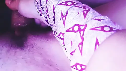 Cewek ini lagi asik nyepong dan ngentot memek sempitnya habis-habisan