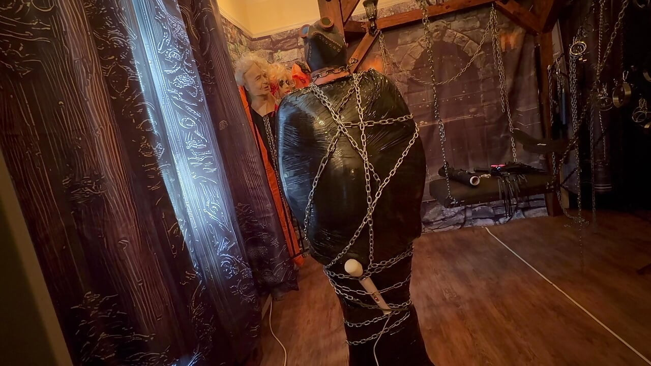 2. dio: - Domina Satana i Bag Man u foliji od paleta i lancima.