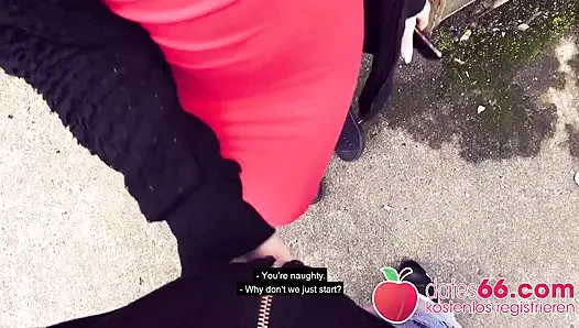 Pantat sempurna Teenie lullu gun dientot di dalam mobil