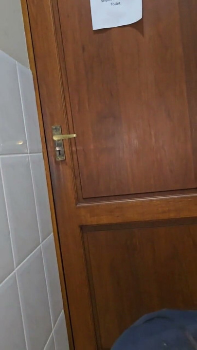 Real milf mama y toma una polla en el baño del bar | Clip 2