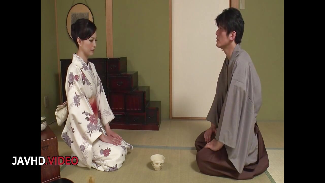 Miria Hazuki's Steamy Top Asian Threesome Adventure med yngre partnere