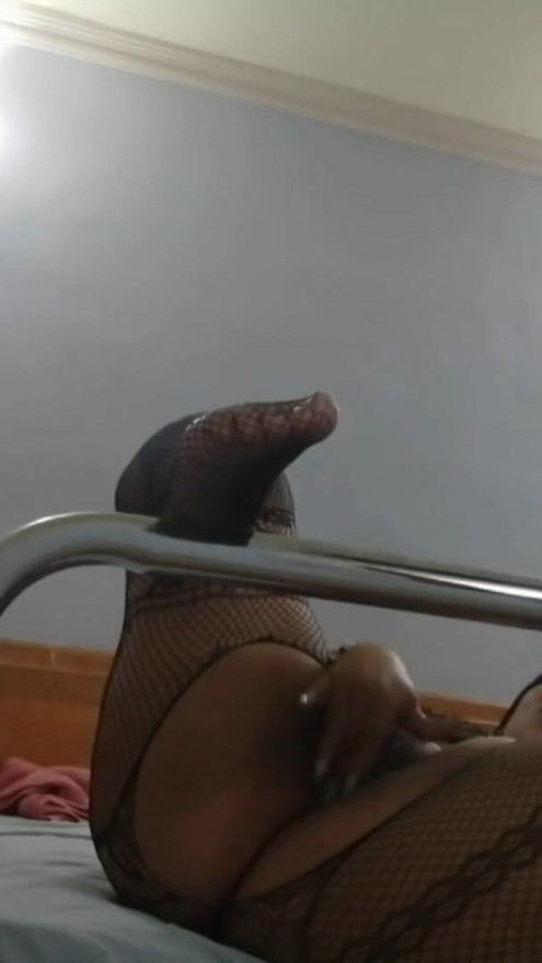 Brünette brünette milf mit einem dicken arsch masturbiert für ihren perversen stiefsohn | Clip 2