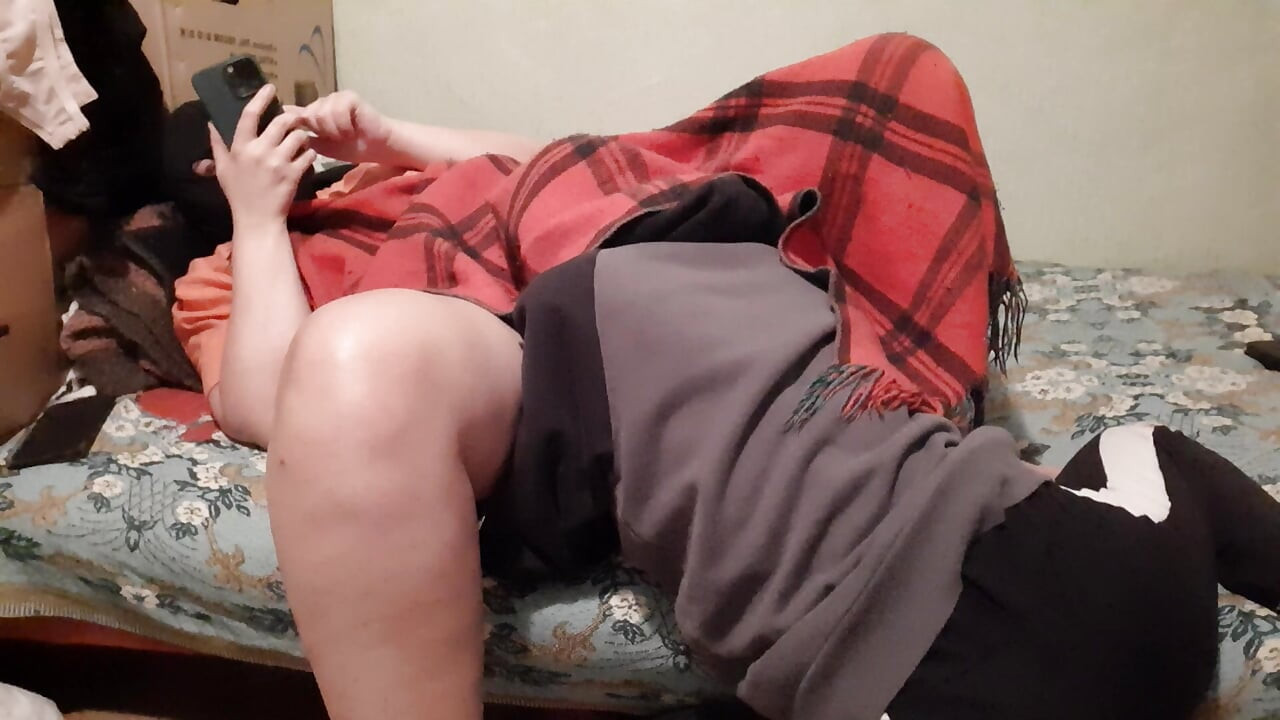 Mijn verlegen vriendin kroop onder de dekens en maakte me wakker met cunnilingus