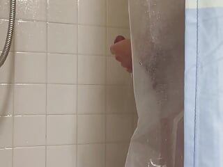 Tata ma ogromny wytrysk pod prysznicem na siłowni