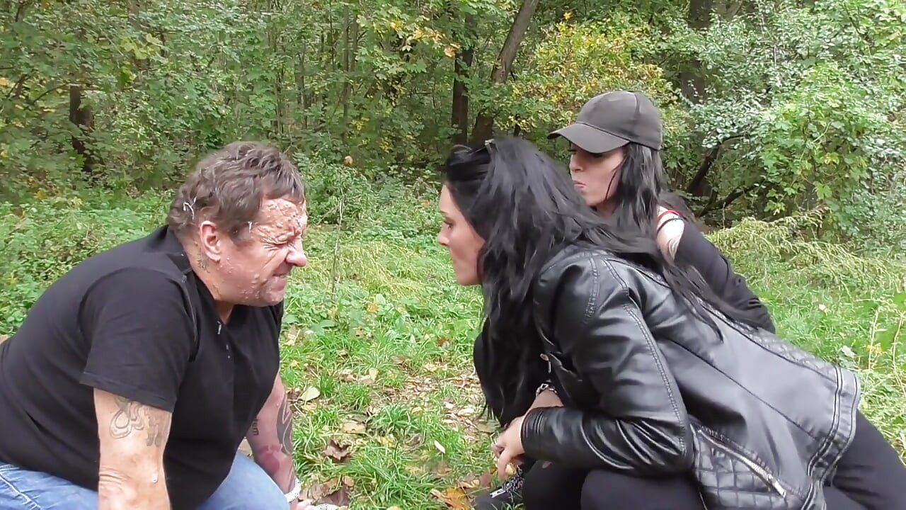 Spucksession mit 2 domina-damen