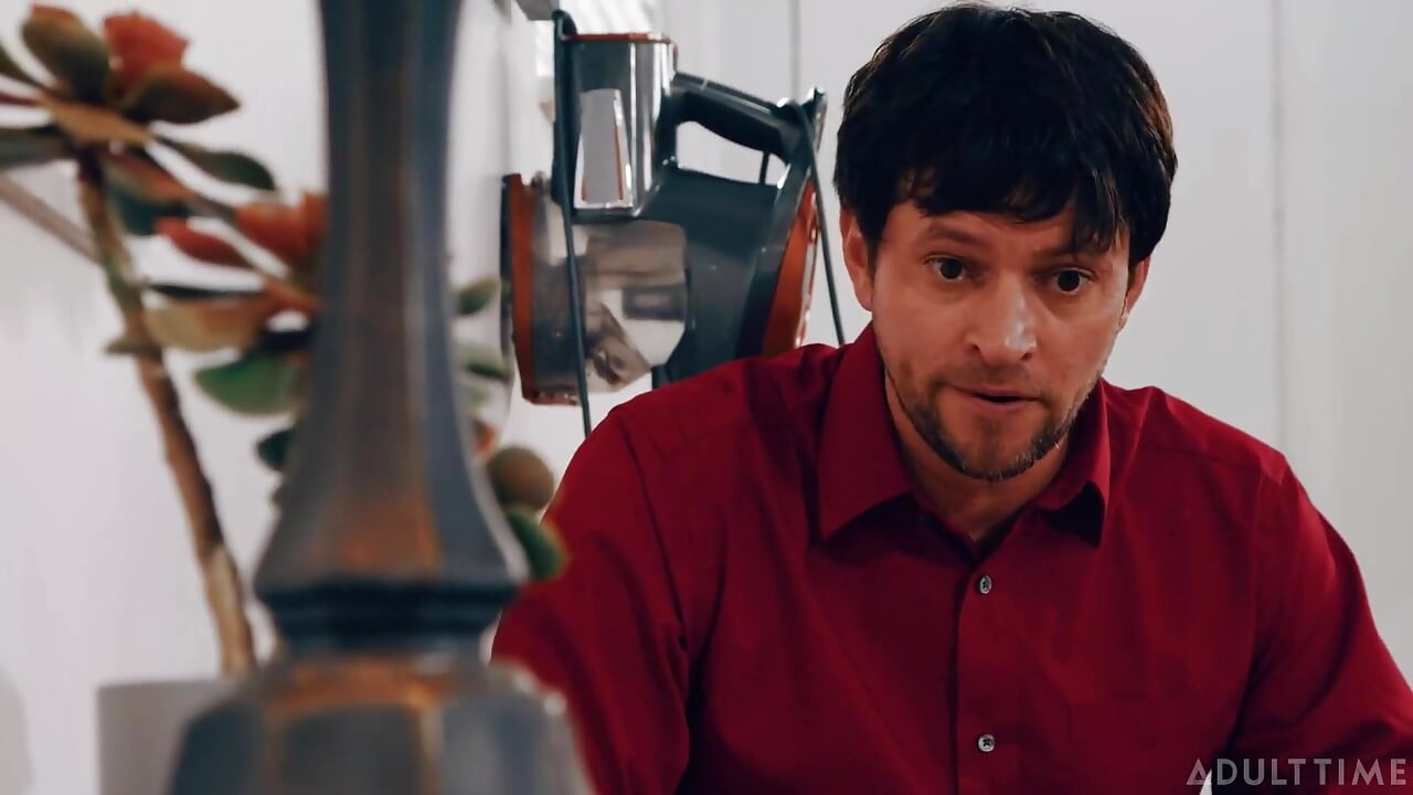 Adult time - die versaute nanny riley jacobs bleibt unter dem tisch stecken und wird von betrügen dem ehemann vollgespritzt!