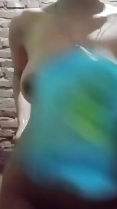 "Sayang, saya akan mandi, datang dan menghisap puting saya.