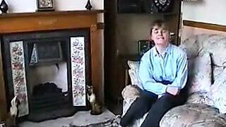 Gelangweilte britische Hausfrau