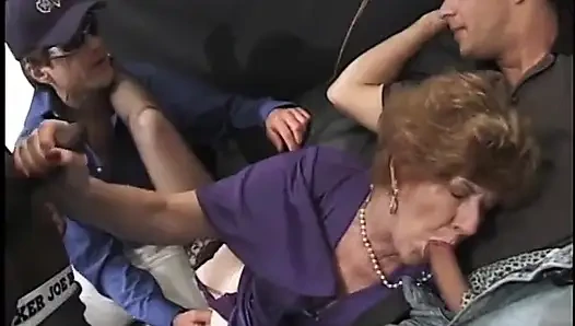 Bir sürü apetiteli nine zenciden beyaz erkeklere almayı seviyor