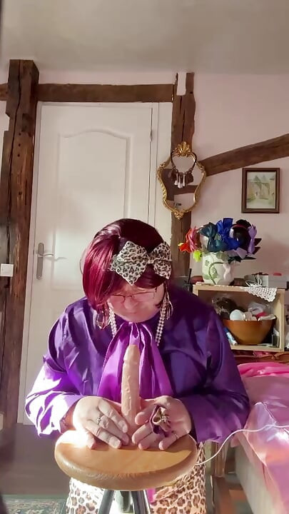 Dressed in a little leopard skirt to suck a dildo