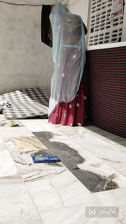 Hot pushpa bhabhi bathroom me boobs ko sahla rahi