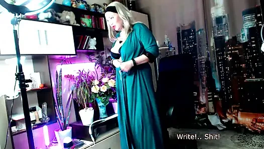 Кам-модель-жена яростно трахает себя дилдо в кресле, пока ее муж-писатель курит на балконе...))