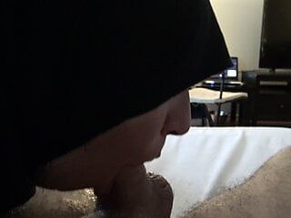 Девушка в хиджабе глубоко заглатывает у своего пасынка