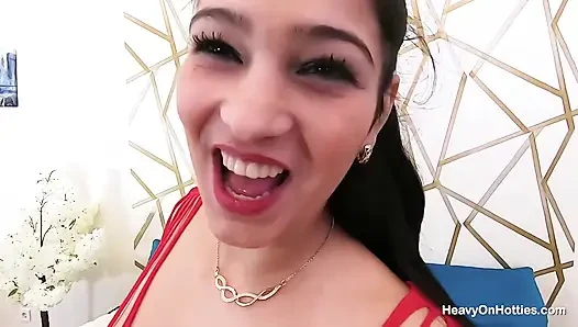 Toket besar alami! Gipsi brunette meninggalkan keluarganya untuk bergabung dengan cel