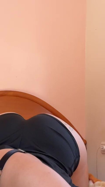 Si cantik bertudung tebal menunjuk-nunjukkan pantatnya dan mengusap lengkungnya bersendirian