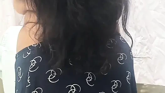 Indien, frau im rock, macht sich nackig