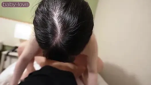 Bratty siyah saçlı kız arkadaş. Erkek arkadaşını sahne ortasında çağırıyor ve sonra dölleniyor