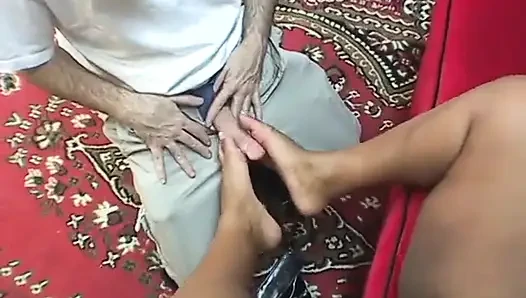 Beyaz adam kırmızı kanepede siyah şişman kadının amını yalıyor