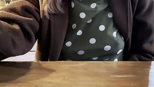 Restoranda akşam yemeği yiyen çıtalı bluz içinde meme uçlarımla insanları azdırıyor