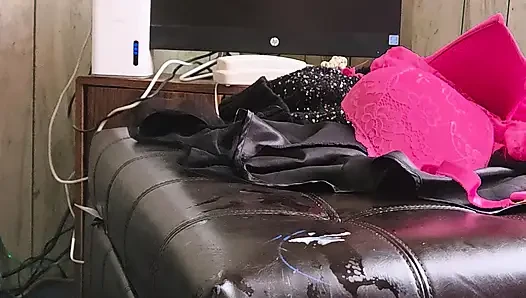 O büyük şişman canavar yarağının üstüne çok fazla fışkırtıyor