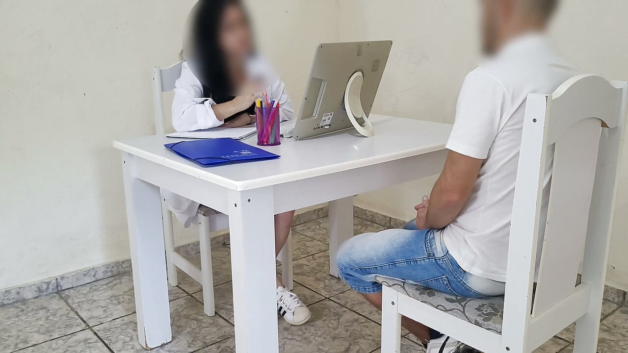 淫荡医生无法抗拒她病人的大鸡巴