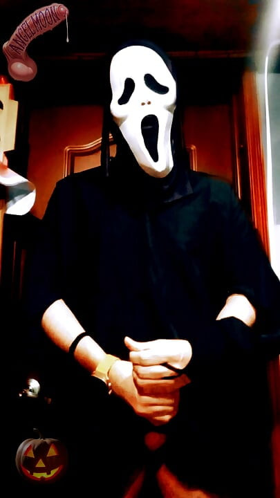SCREAM A LOVE STORY Seorang pria dominan dengan topeng Ghostface dan kontol besar menyusup ke rumahmu pada malam Halloween untuk menyemprotkan sperma