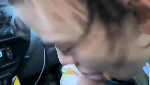 Sürtük genç eski kız arkadaş arabada kalın yarağı gırtlağına kadar alıyor!