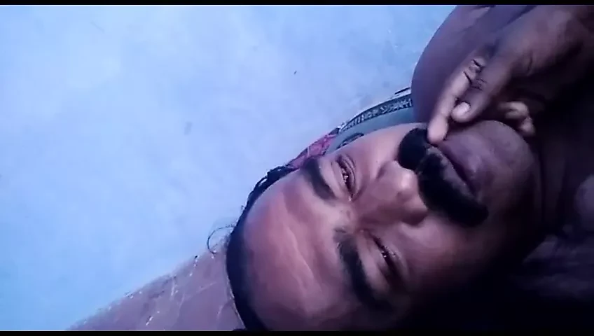 泰米尔女人吮吸她最好的朋友丈夫的鸡巴