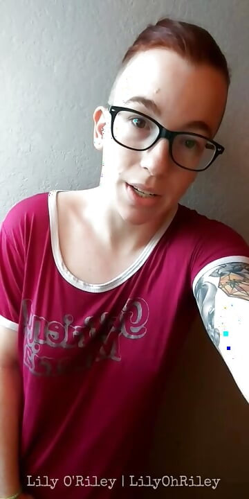 Fit zrzka si tře její velký klitoris a stříká tvrdě před sprchou