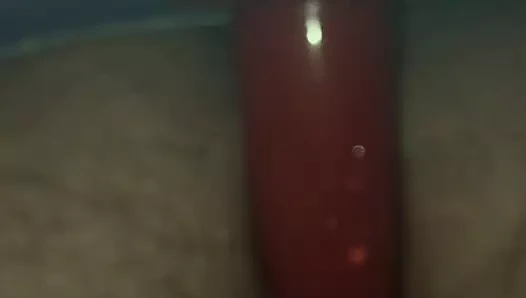 Korkak seviyor bir büyük kırmızı yapay penis