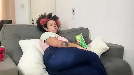 Aku lagi kentut dan sambil nonton TV