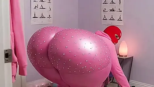 Büyük götlü şehvetli pembe yoga kızı tangayla soyunuyor