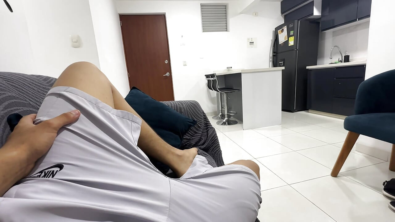 Eu ajudo minha meia-irmã sexy fora de seu banheiro trancado, em troca ela me deixa foder sua bunda apertada com força.