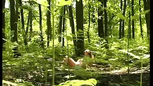 Nettes brünettes teen reibt ihre muschi im freien