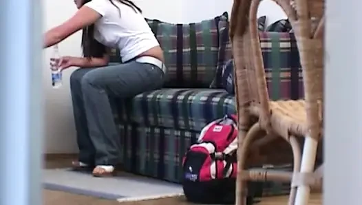 Esmer kadın pembe dildosunu amının derinliklerine sokuyor