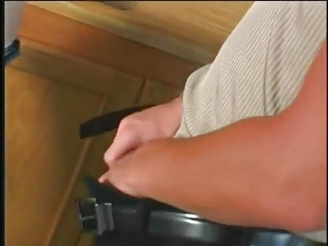 Femeie latino cu fundul săltăreț este futută tare de armăsar