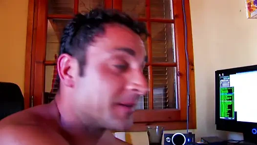 İspanyol genç kız iki azgın adam tarafından göt deliğini siktiriyor