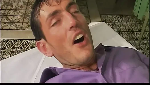 Ateşli büyük memeli orta yaşlı seksi kadın amına piercing yapıyor büyük bir yarak alıyor