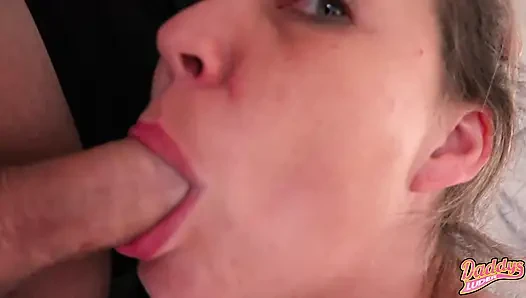 Gaming-MILF lässt sich während einer Runde ficken, ins Gesicht spritzen und zockt einfach weiter