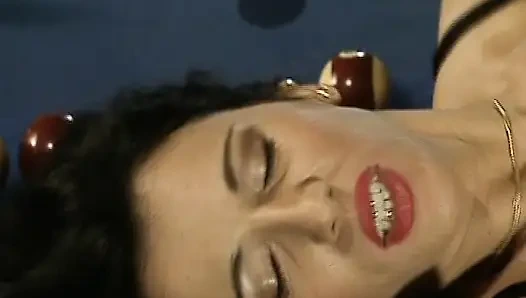 Mükemmel şekilli Alman sürtükler ateşli grup sekste anal tatmin yaşıyor