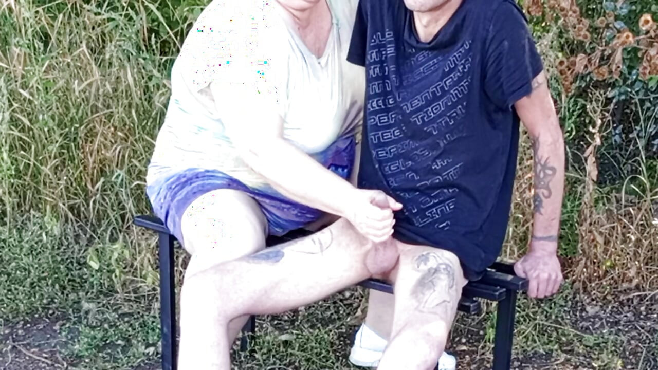 Susjed mi puši kurac u parku na klupi dok ne svršim