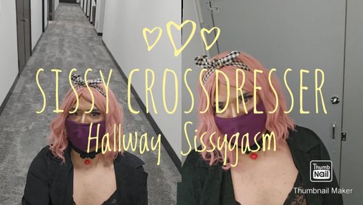 Maricas Crossdresser em corredor público, sissygasm