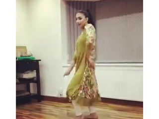 Britse Pakistaanse uni meisje dansen niet -naakt, traditionele niet -naakt